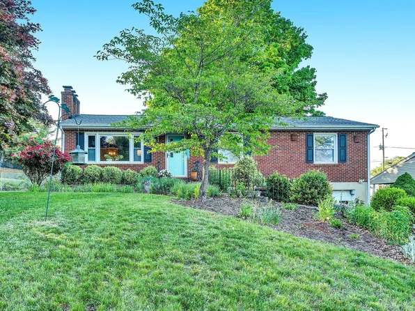 4381 Fontaine Dr, Roanoke, VA 24018