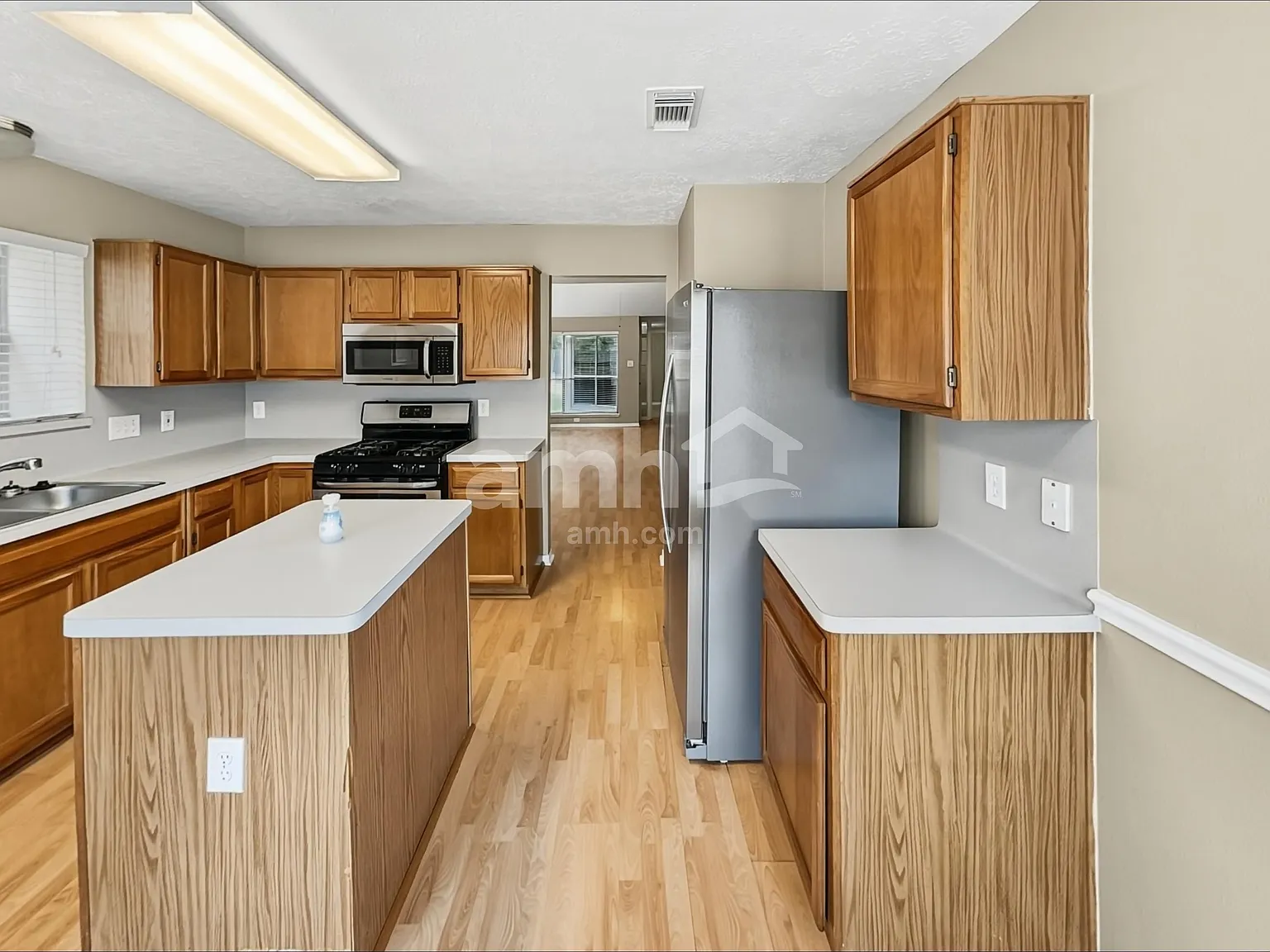 3 bed, 2.0 bath, 1802 sqft, $2,145 — Photo 3