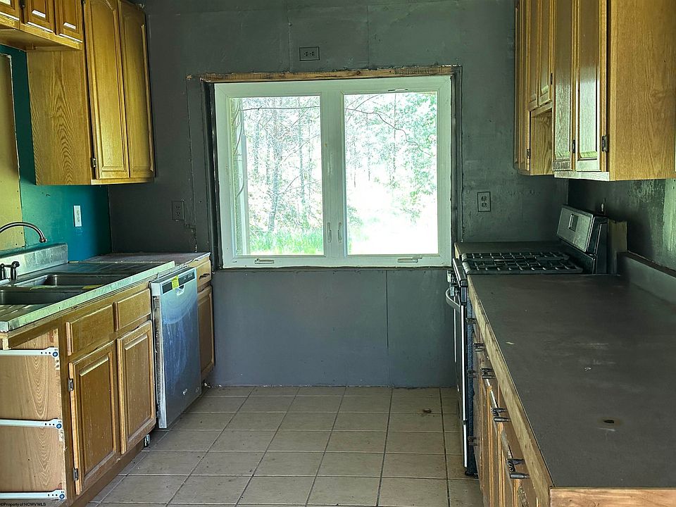 7th image of 146 Roy Rd