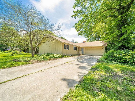 2nd image of 2707 W Woodbridge Dr