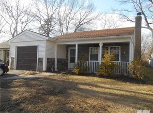 168 Brownfield Dr, Ridge, NY 11961