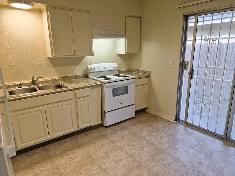 2040 W Shields Ave — Photo 3