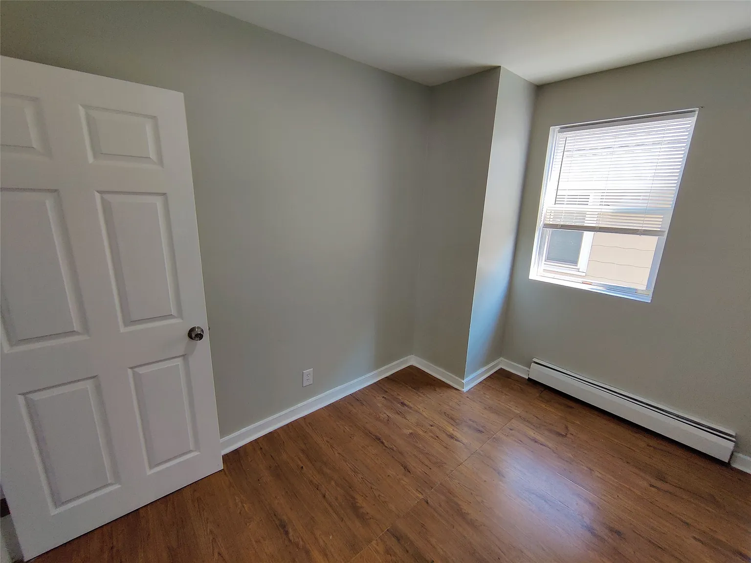 3 bed, 1.0 bath, 900 sqft, $1,300 — Photo 2