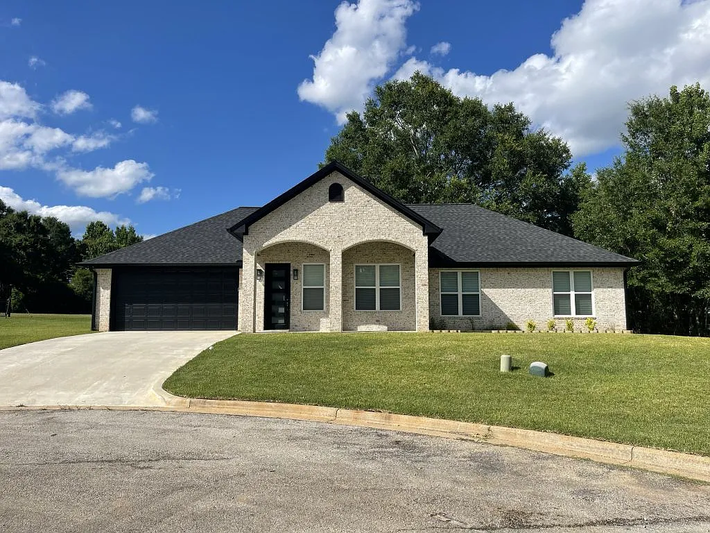 3 bed, 1600 sqft, $2,550 — Photo 1