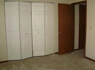 136 Lauren Cir APT B, Belleville, IL 62223