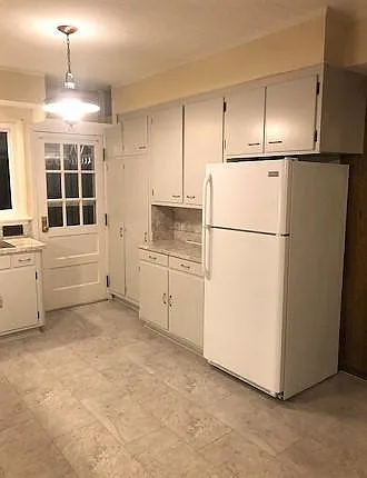 315 E Middle St — Photo 9