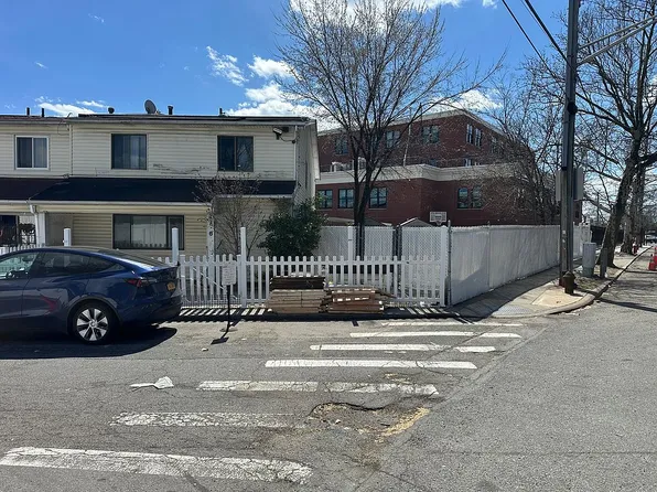 6 Greentree Ln, Staten Island, NY 10314