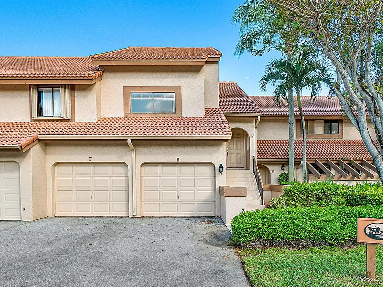 5520 Coach House Cir — Photo 2