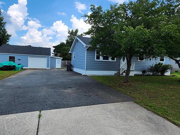 3rd image of 132 Quaker Rd