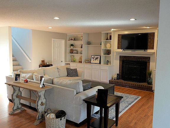 3rd image of 3260 N Autumn Ct