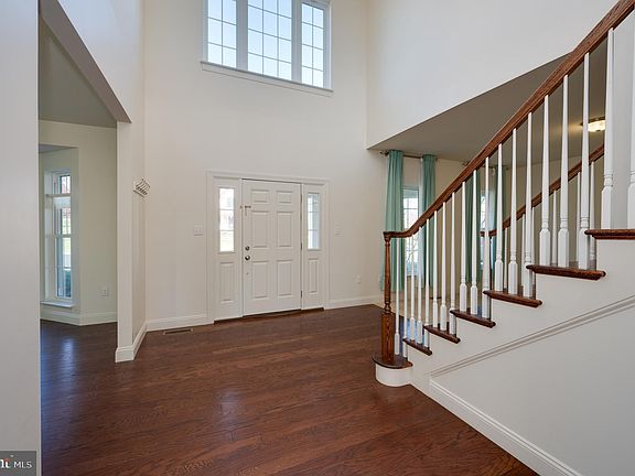 5th image of 37 Sweetwater Ln