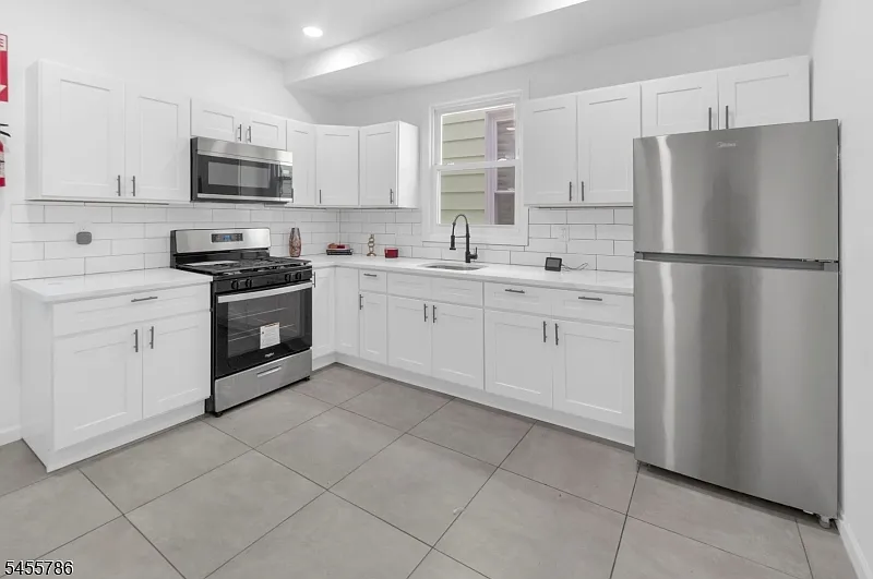 3 bed, 2.0 bath, $2,800 — Photo 3