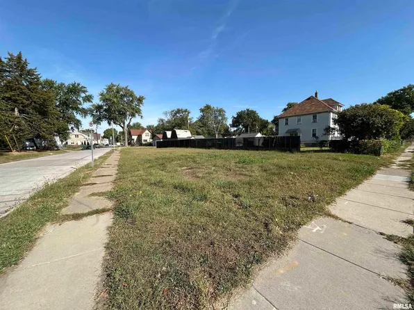 2736 Rockingham Rd, Davenport, IA 52802