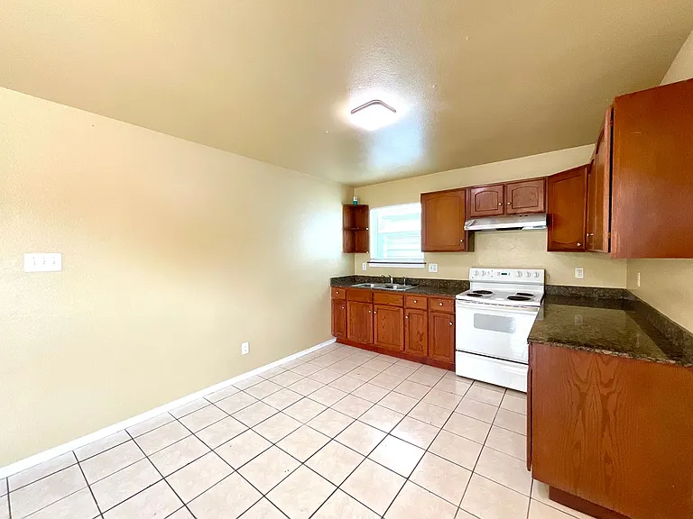 422 Amires Pl — Photo 13