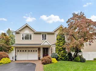 32 Glenmere Ln, Commack, NY 11725