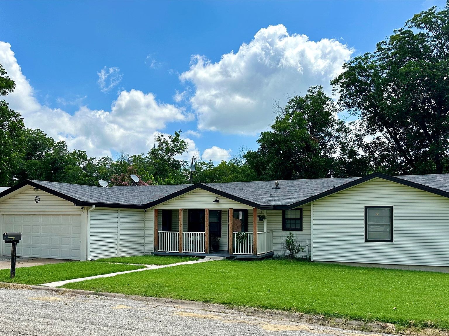 308 Sunset Dr, Comanche, TX 76442 | Zillow