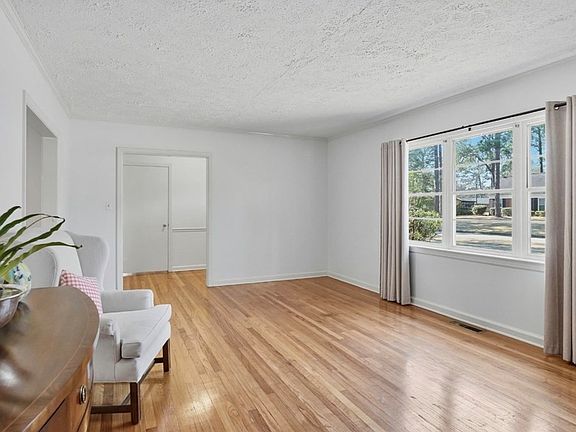 4th image of 2108 Robinhood Rd