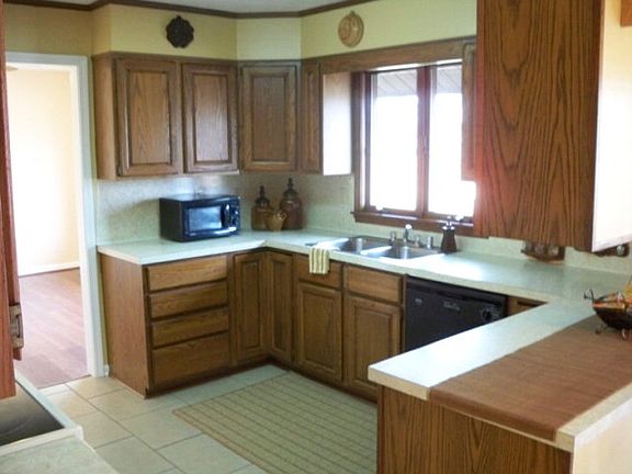 2nd image of 828 University Cir