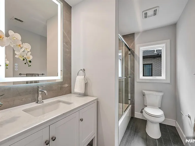 2449 Camner St — Photo 37