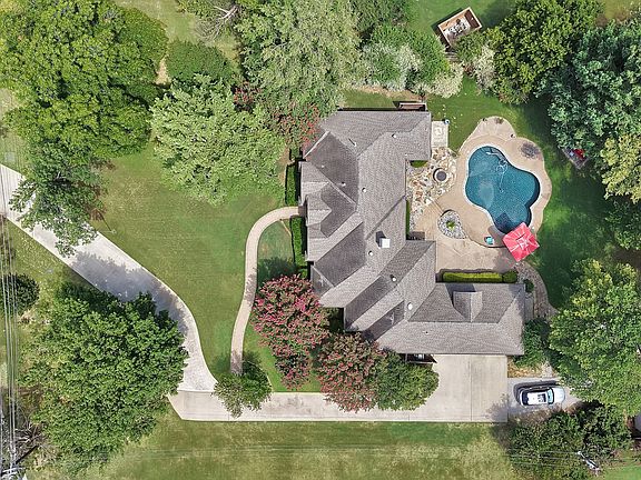 3rd image of 165 E Dove Rd