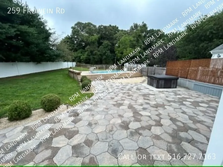Beautiful and expansive 4BR/3BA in Center Moriches for Rent — Photo 2