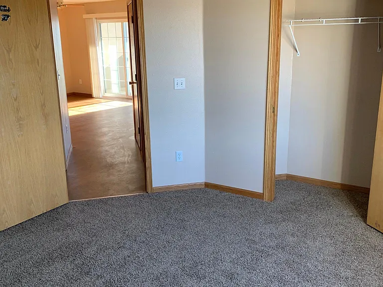 440 Iris Ct — Photo 6
