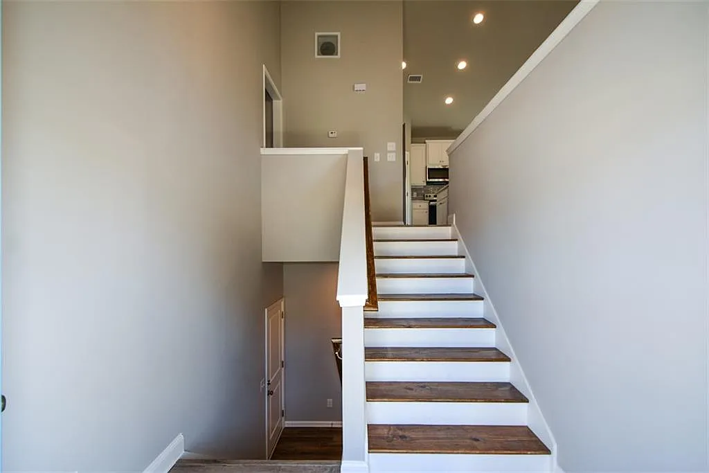 5 bed, 3.0 bath, 2128 sqft, $2,400 — Photo 4