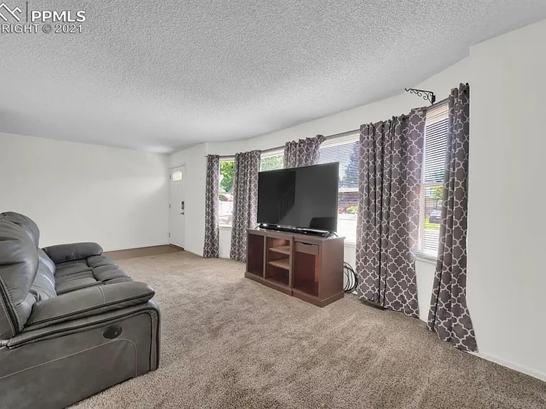 1220 Irving Ln — Photo 4