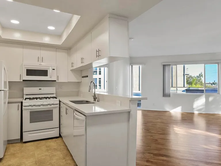 1828 Purdue Ave #201 — Photo 4