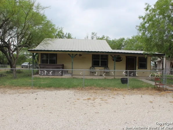 128 Texas St, Fowlerton, TX 78021