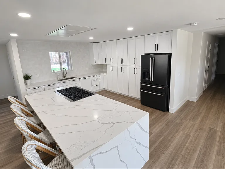 2494 N Oakmont Dr — Photo 1