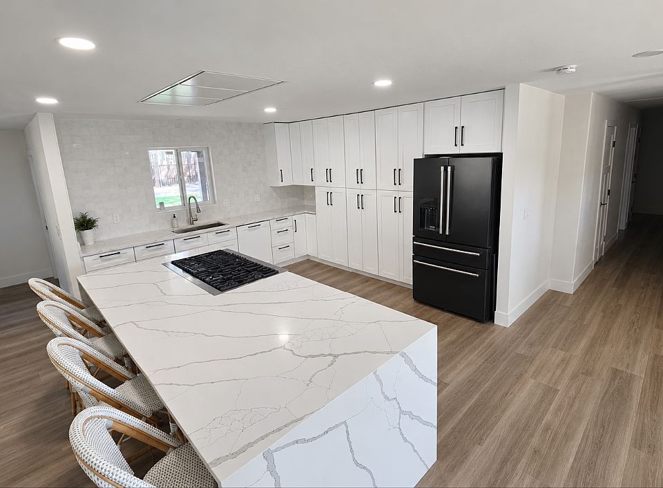 1st image of 2494 N Oakmont Dr