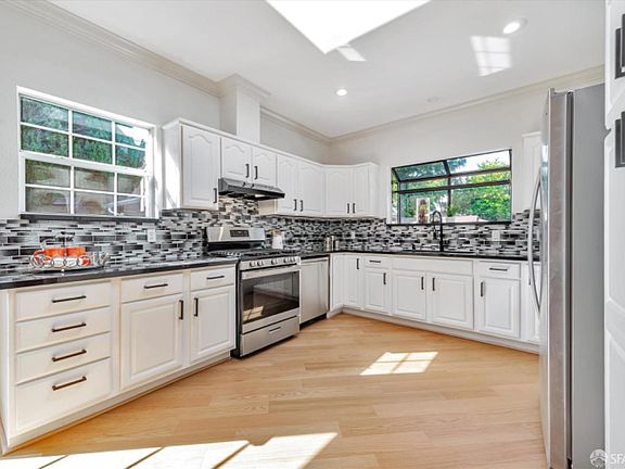 4th image of 227 Alden St