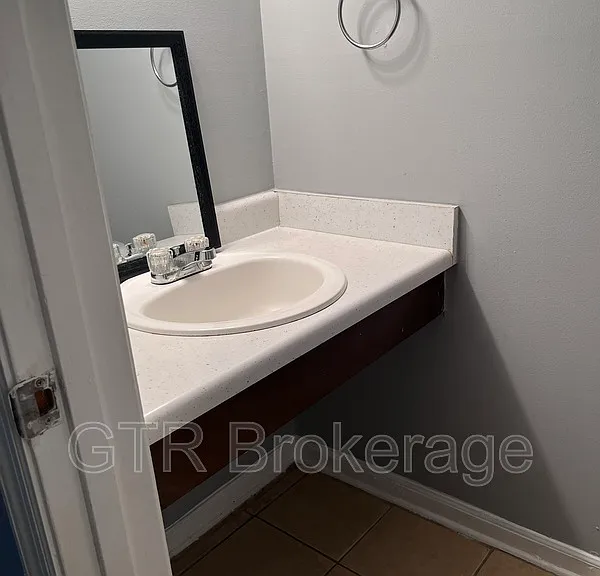 2584 Stratford Ln — Photo 6