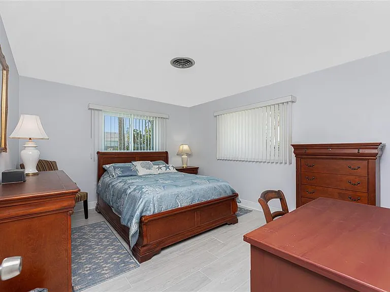 1720 Florence Ave — Photo 25