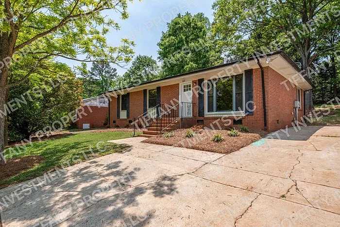 4 bed, 2.0 bath, 1269 sqft, $1,725 — Photo 2