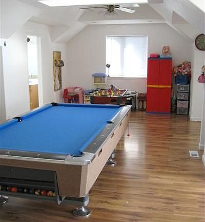 Huge upstairs bonus room.