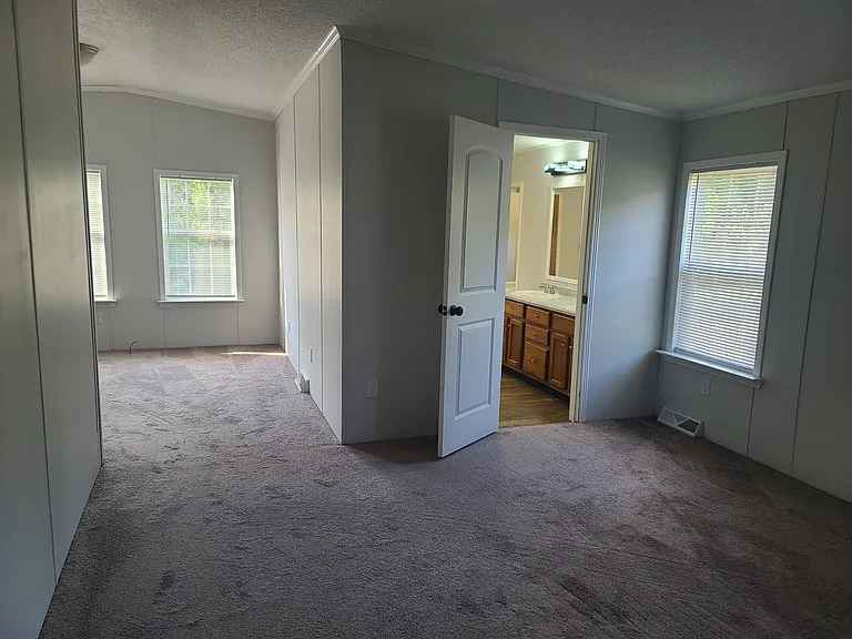 Maser bedroom with office area