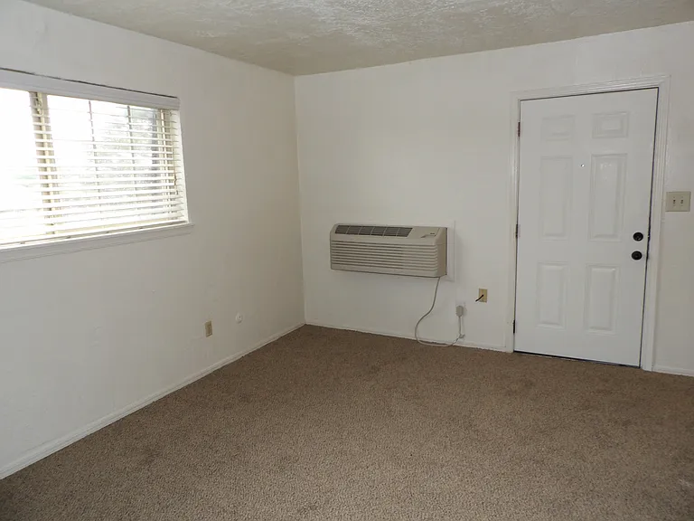 6403 NW Oak Ave #B-7 — Photo 2