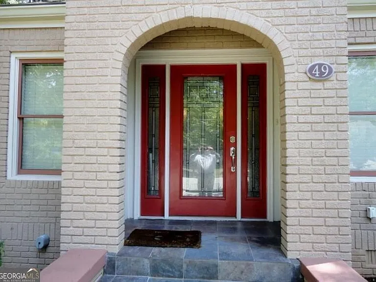 49 Leslie St — Photo 2