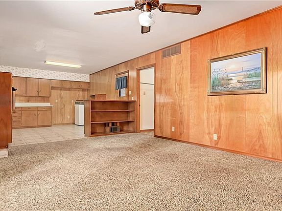 4th image of 303 W Jefferson St