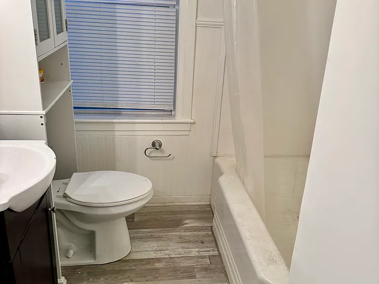 242 Oak St — Photo 2