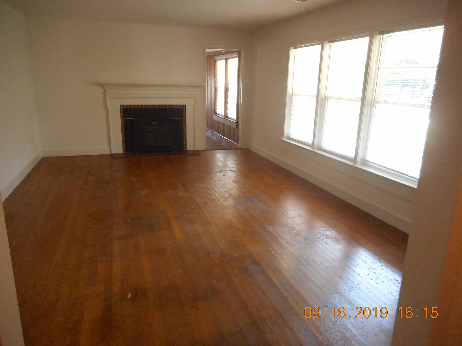 3 bed, 1.5 bath, 1989 sqft, $2,385 — Photo 3