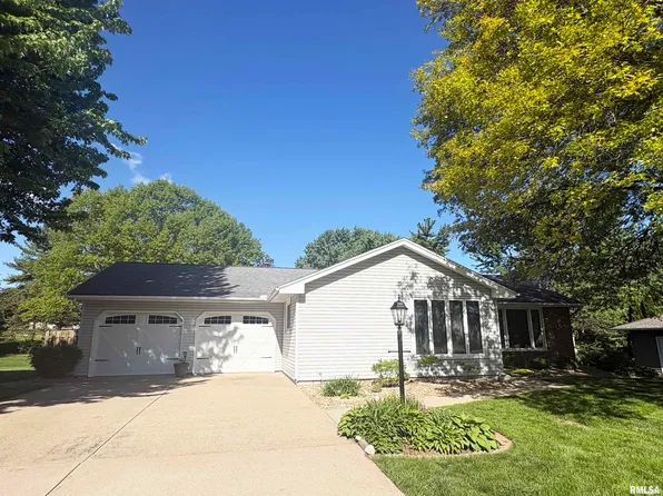 311 Whispering Oaks Dr, Metamora, IL 61548