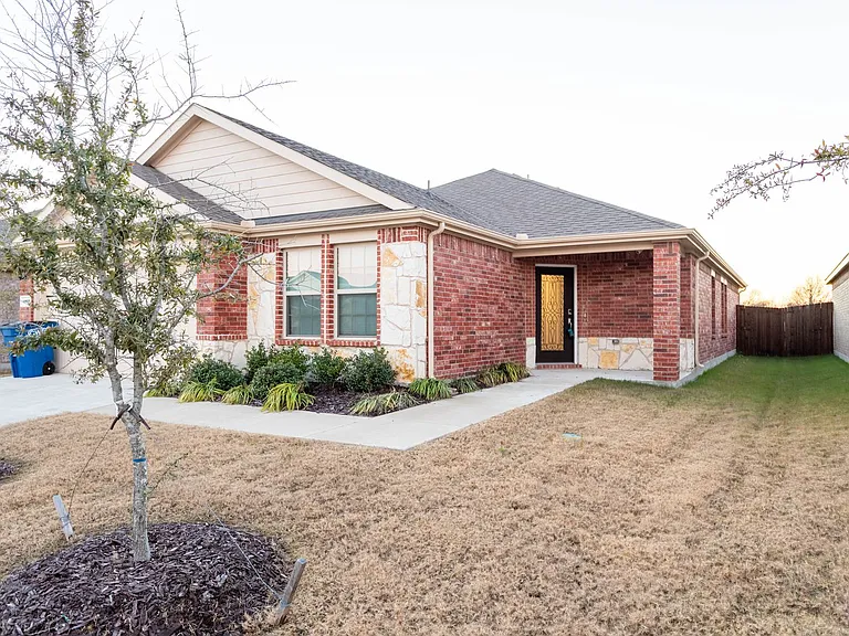 1009 Riverstone Trl — Photo 2