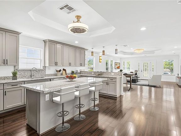 5th image of 213 Beaver Dr