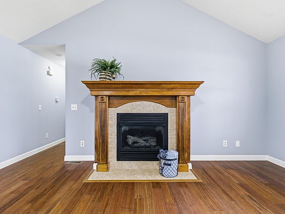 3rd image of 891 W Pembrook Avenue