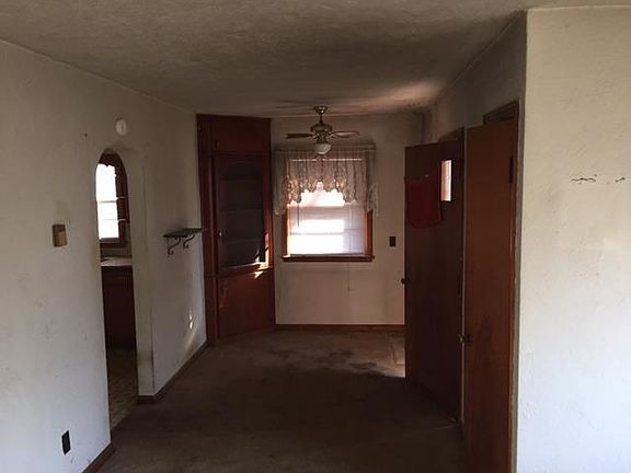 5th image of 39 E Oak St
