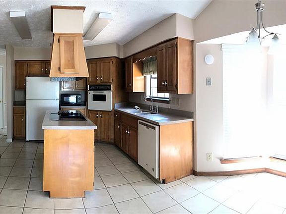 2nd image of 3829 Elm Ave