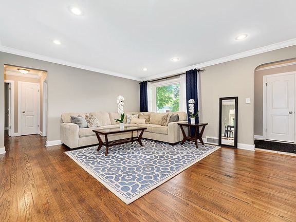 3rd image of 638 Garden Ct
